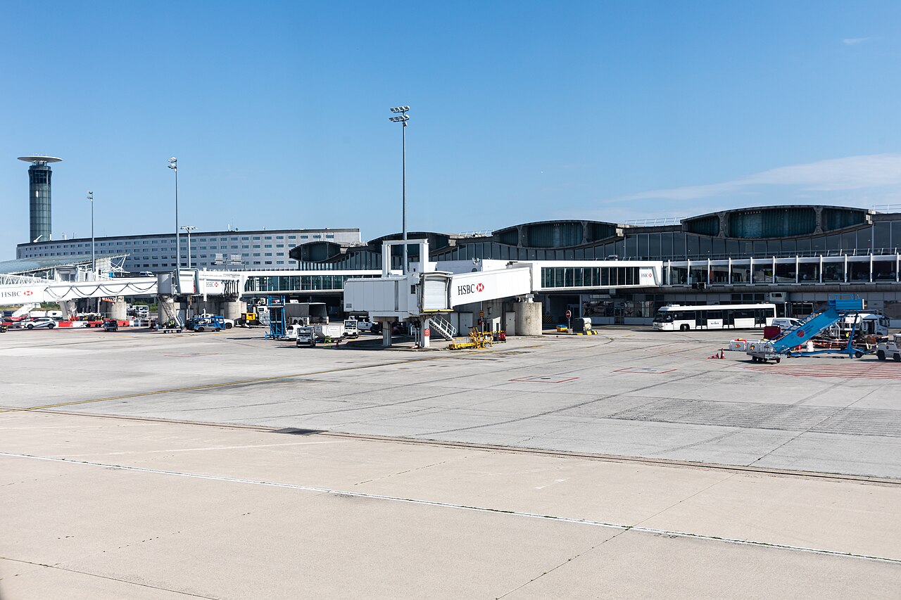 Filera de passarel·les d'embarcament que s'estenen des d'un moll de terminal a l'Aeroport Charles de Gaulle