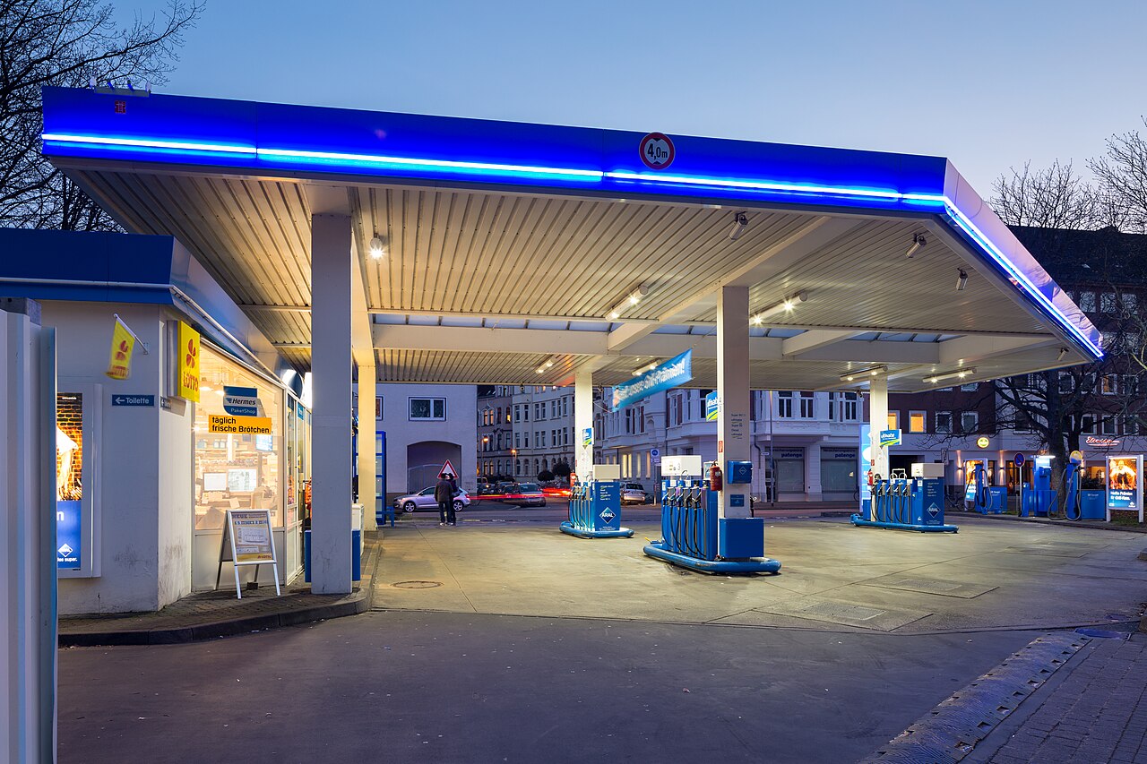 Klein urban Tankstell op engem Stroosseneck zu Hannover