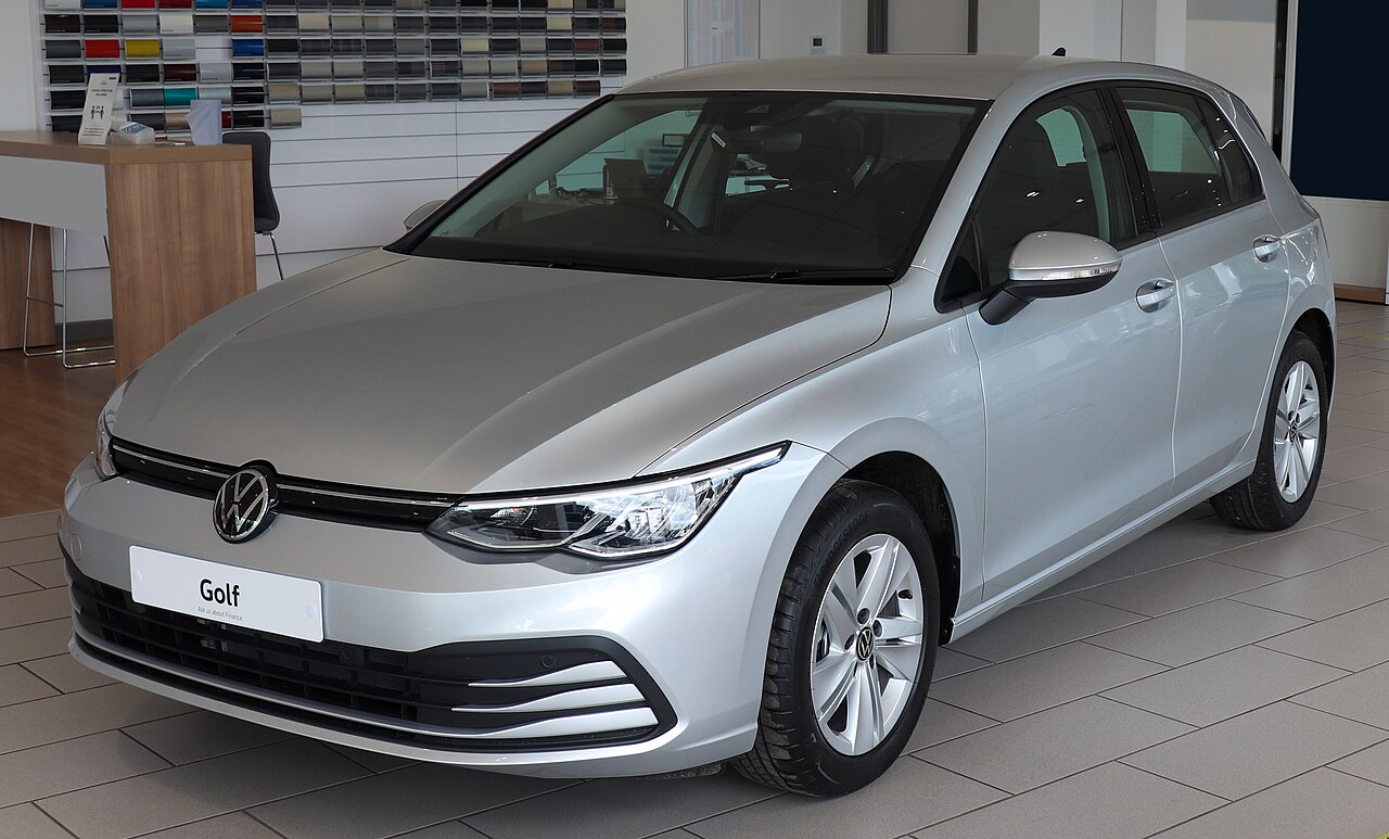 Virdrun dräiviertel Vue vun engem kompakt Hatchback mat engem klengen Benzinmotor