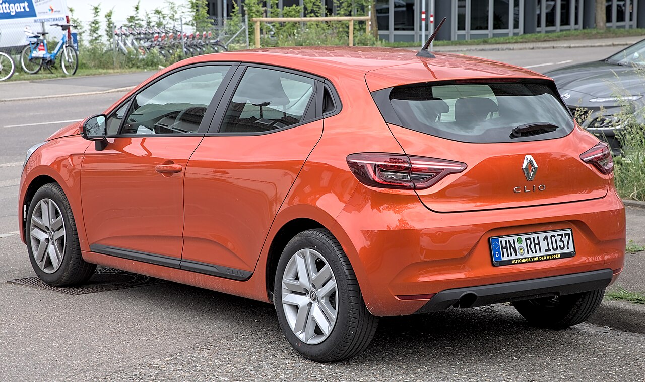 Kompaktni francuski hatchback parkiran uz rubnik, snimljen iz prednjeg poluprofila