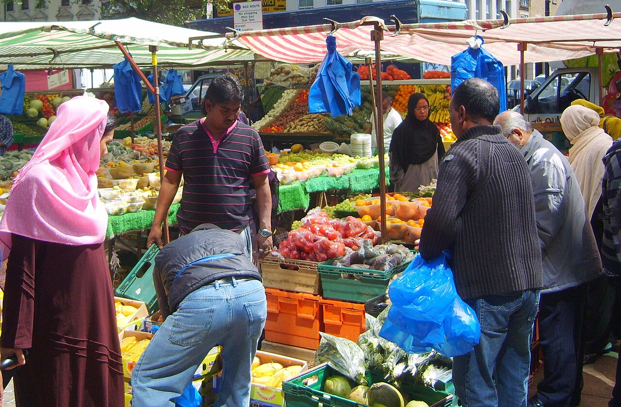 Posta de verdures a l'aire lliure a Whitechapel Road a l'est de Londres