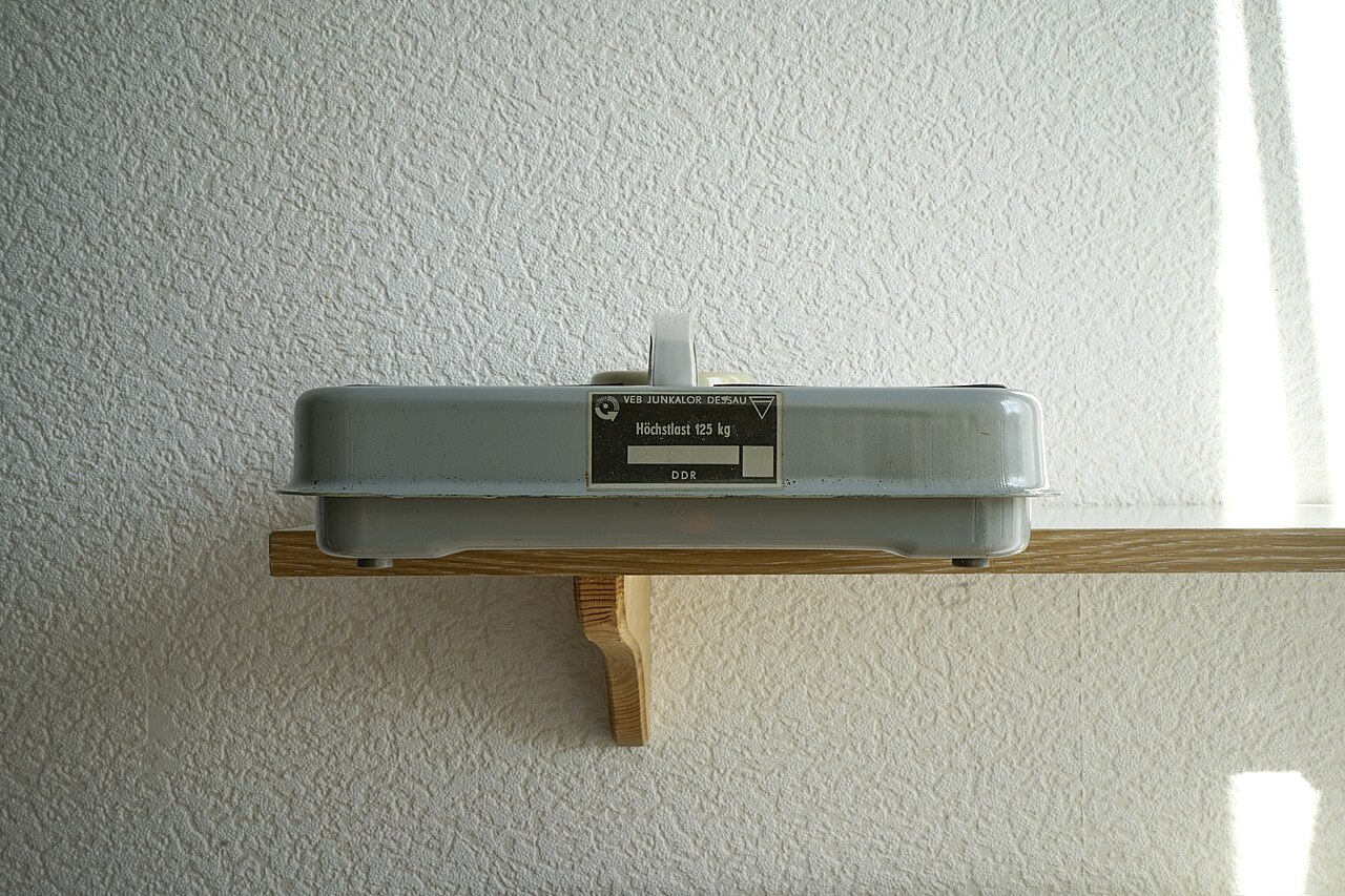 Side view of a mechanical personal weighing scale
